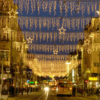 kerstverlichting boven winkelstraat