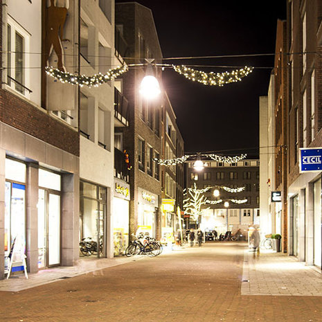 guirlande in winkelstraat