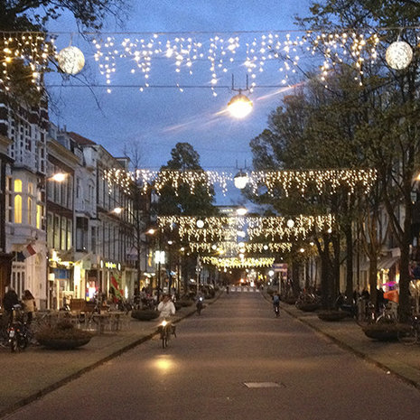 kerstverlichting boven straat