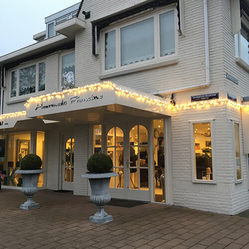 Clusterverlichting langs gevel